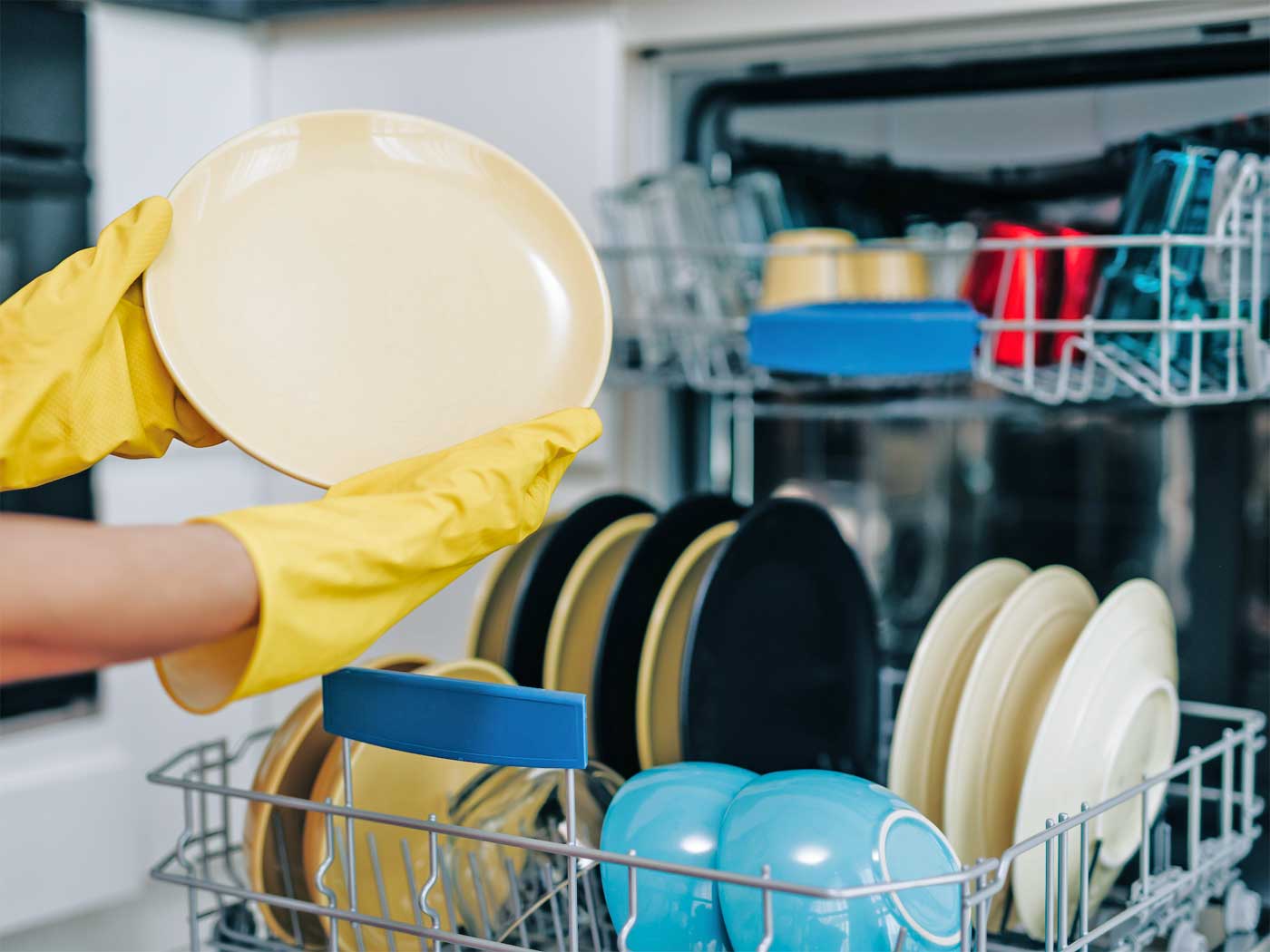 Моющее посуды условиях. Чистая посуда. Чистая посуда на кухне. Чистота посуды. Чистая мытая посуда.